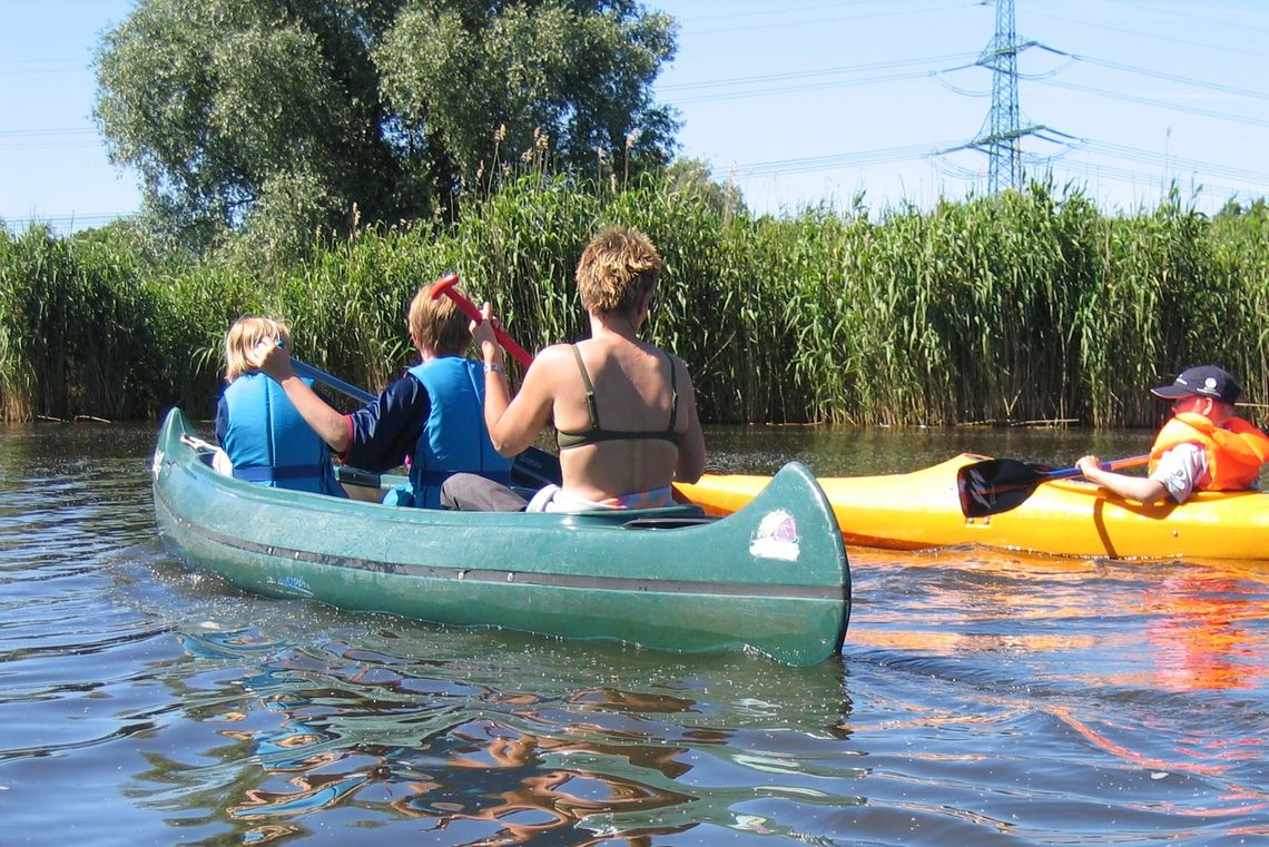 Menschen fahren in Kanus