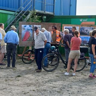 Carsten Döhler informiert zum Bodenlager Dyhrrsenmoor.