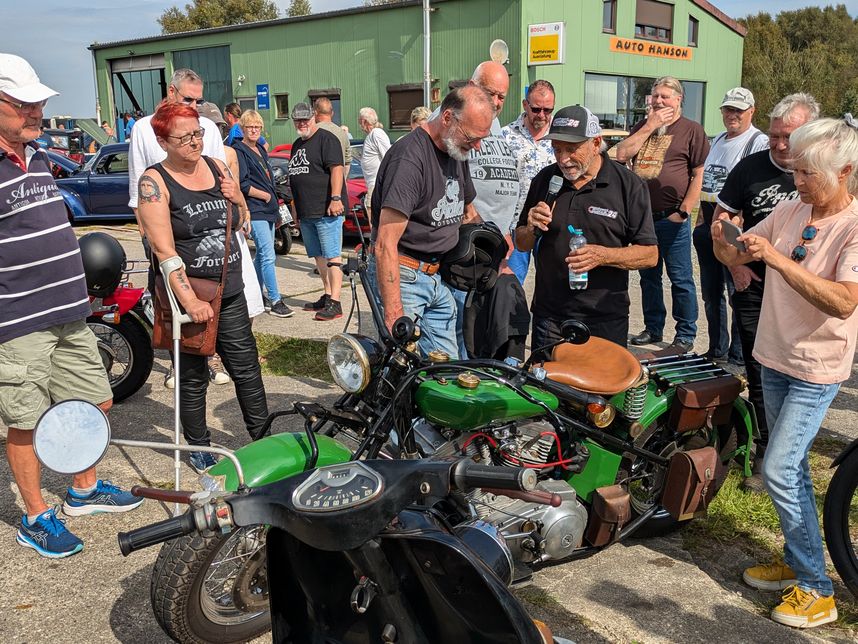 Speedway-Star und Weltmeister Egon Müller führt unterhaltsam durch das Oldtimertreffen.