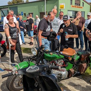 Speedway-Star und Weltmeister Egon Müller führt unterhaltsam durch das Oldtimertreffen.