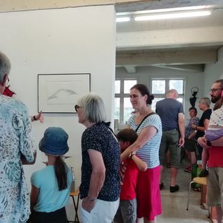 Neben den alten Klassenräumen ließen sich die Besucher durch die Kunstausstellung führen. 