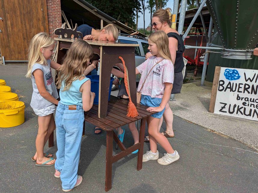 Spielerisch melken bei Familie Beimgraben.