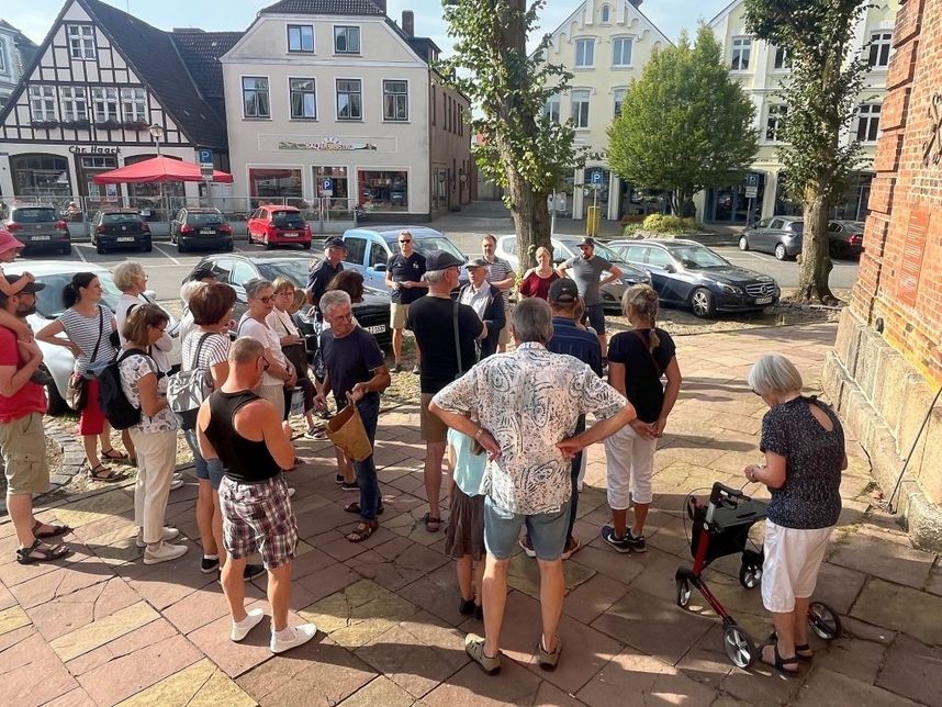 Die Stadtführung von Hans-Peter Micheel fand regen Zuspruch.  