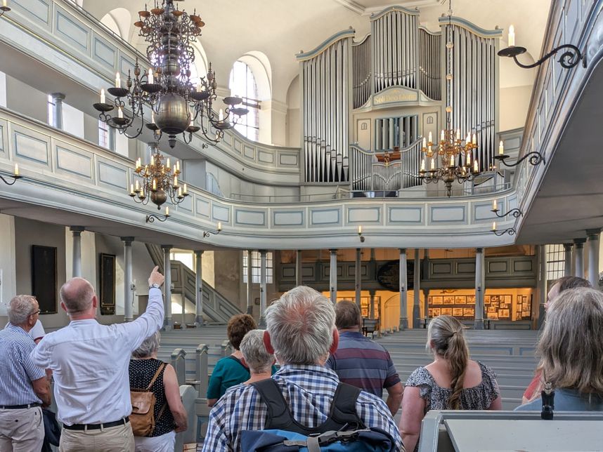 Unser Organist Hartwig Barte-Hanssen führte durch die St. Bartholomäus-Kirche. 