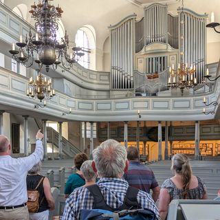 Unser Organist Hartwig Barte-Hanssen führte durch die St. Bartholomäus-Kirche. 