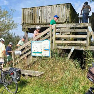 Die Fahrrad-Gruppe "Landschaft im Wandel" machte eine kurzen Stopp an der Brake in Flethsee.