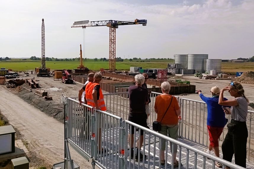 Die Fahrradtour "Neue-Energie-Tour" besuchte die Baustelle "SuedLink ElbX" in Wewelsfleth.