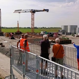 Die Fahrradtour "Neue-Energie-Tour" besuchte die Baustelle "SuedLink ElbX" in Wewelsfleth.