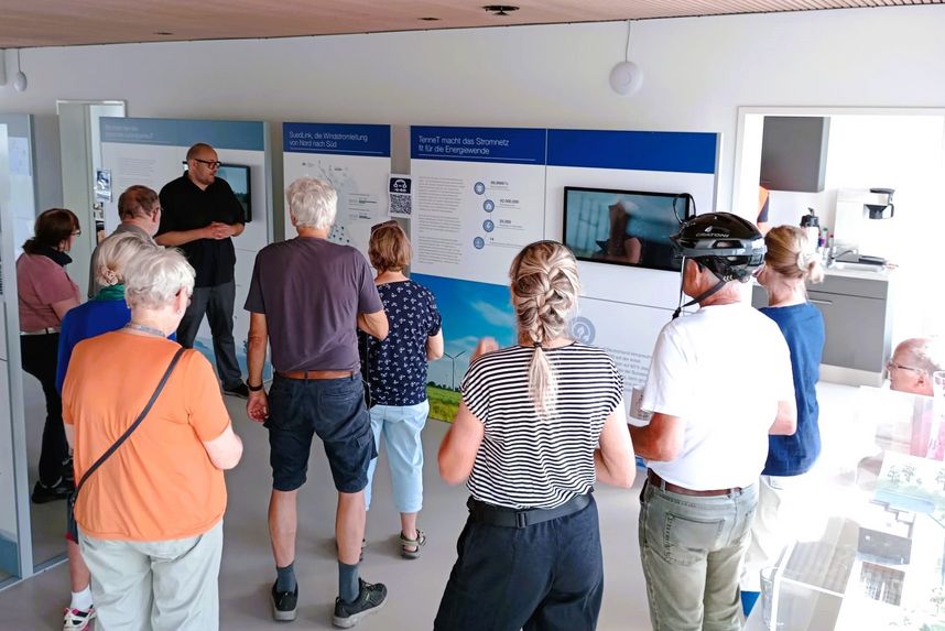 Die Fahrradtour "Neue-Energie-Tour" besuchte das Informationszentrum "SuedLink ElbX".