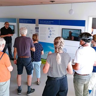 Die Fahrradtour "Neue-Energie-Tour" besuchte das Informationszentrum "SuedLink ElbX".